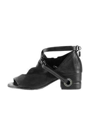 Sandalo basso in pelle nera con tacco basso, punta aperta, cinturino alla caviglia e dettaglio di anello metallico sul lato del tacco.