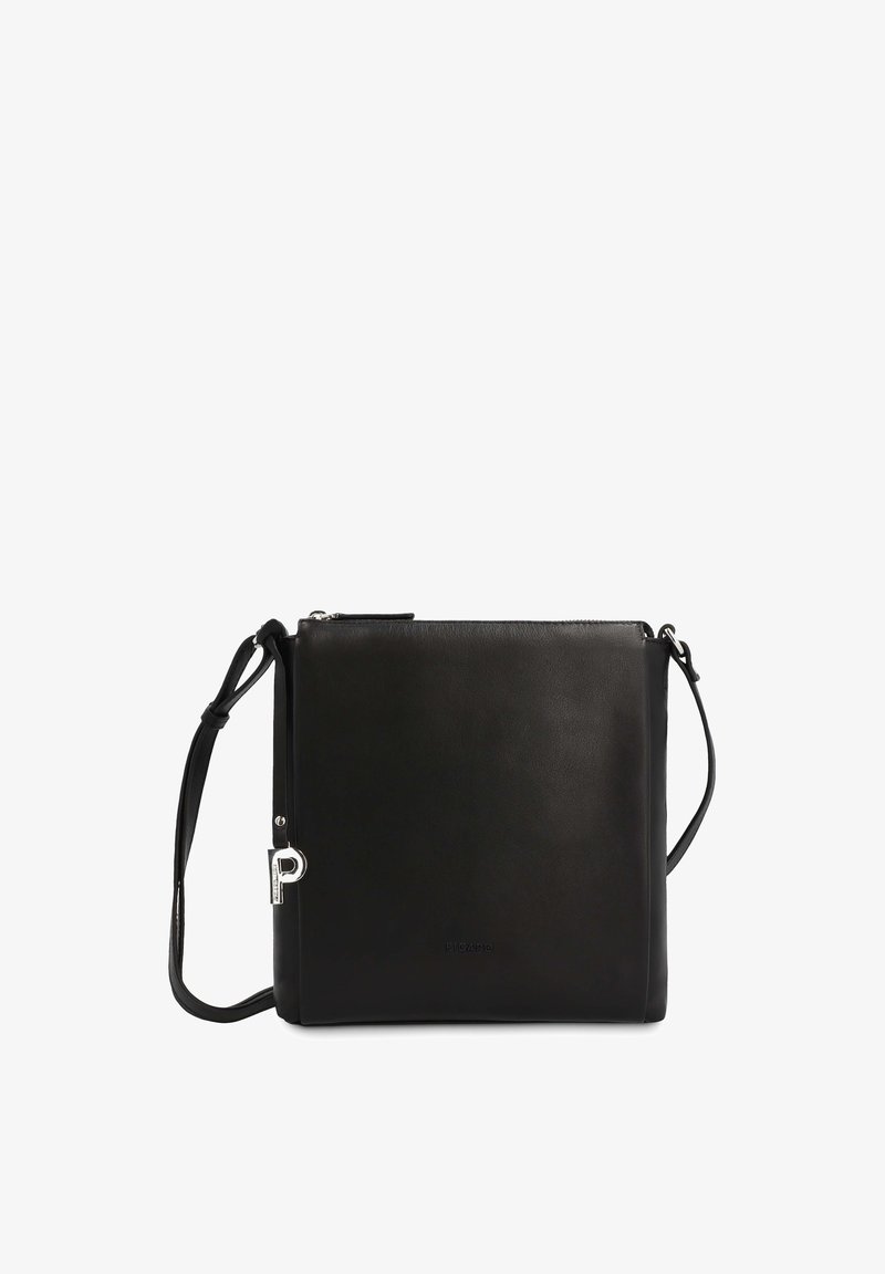 Sac bandoulière en cuir noir avec une sangle réglable et un charm "P" argenté, design minimaliste, et fermeture éclair.