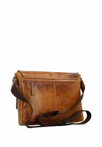 Borsa a tracolla in pelle marrone con una texture liscia, tasca frontale con zip, tracolla regolabile di colore marrone scuro e chiusura a patta.