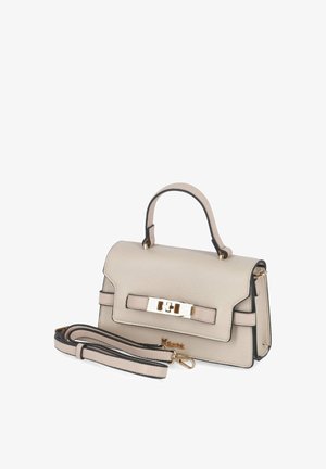 Kremowa skórzana torebka z górnym uchwytem, odpinanym paskiem na ramię i złotym zapięciem na przedniej klapie.