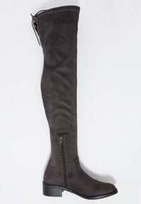 Botas de ante gris oscuro hasta la rodilla, con puntera redonda, tacón bajo en bloque y cremallera lateral. Incluyen un cordón ajustable en la parte superior.