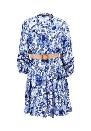 Blumenkleid in Blau und Weiß mit einem Knopfverschluss vorne, 3/4-Ärmeln und einem gewebten beigen Gürtel mit einer runden Schnalle. Glatte Stoffoberfläche.