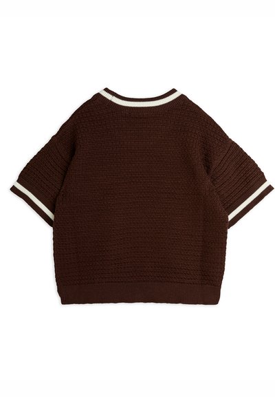 Suéter marrón de punto con un diseño texturizado, mangas cortas y acentos a rayas en crema en el cuello y los puños de las mangas.