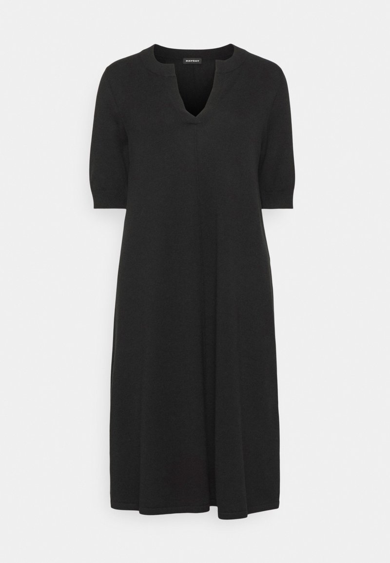 Abito nero fino al ginocchio con scollatura a V e maniche corte. Realizzato in un materiale morbido ed elastico, presenta una vestibilità comoda.