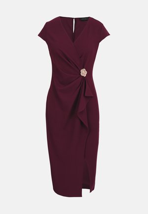 Robe bordeaux longueur genou avec manches courtes, col en V, drapé latéral, et broche florale décorative à la taille.