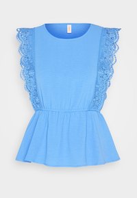 Haut bleu clair à manches courtes avec un col rond, des détails en dentelle sur les épaules, et une taille froncée créant une silhouette péplum évasée.