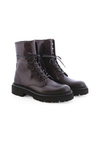 Bottines en cuir brun foncé avec un tige haute, bout rond, huit œillets et lacets plats. Semelle en caoutchouc noir épais avec un détail de couture.