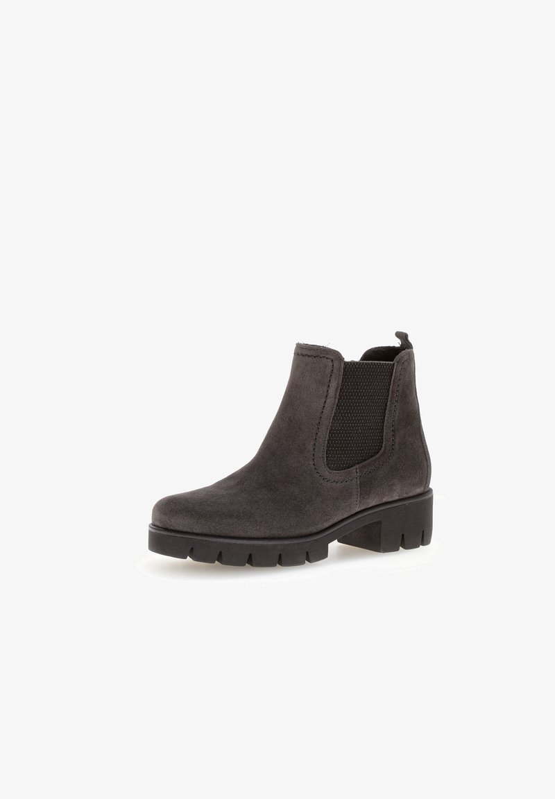 Szara zamszowa botka za kostkę z elastycznymi bocznymi panelami, zaokrąglonym noskiem i masywną czarną gumową podeszwą. Posiada ozdobne przeszycia oraz pętelkę do ściągania.