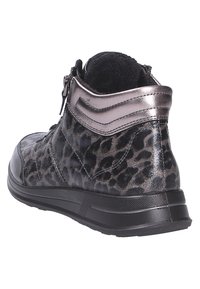 Zwarte en grijze dierenprint enkelboot met een metallic accent op de kraag, een zijrits en een gestructureerde rubberen zool voor grip.