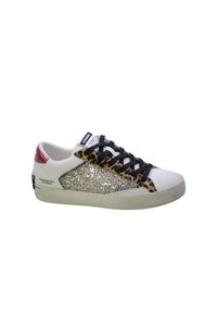 Sneaker bianco con accenti dorati glitterati e stampa leopardata, lacci neri e tallone rosa. Presenta un design testurizzato e suola in gomma.