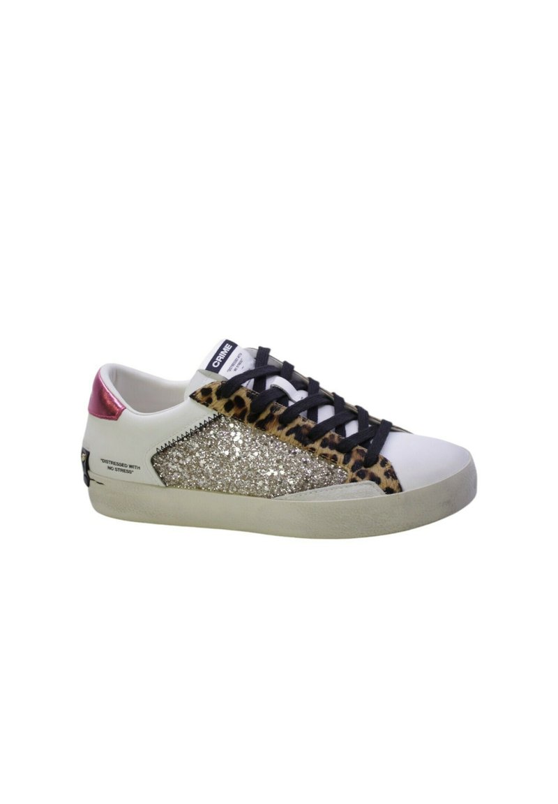 Sneaker bianco con accenti dorati glitterati e stampa leopardata, lacci neri e tallone rosa. Presenta un design testurizzato e suola in gomma.