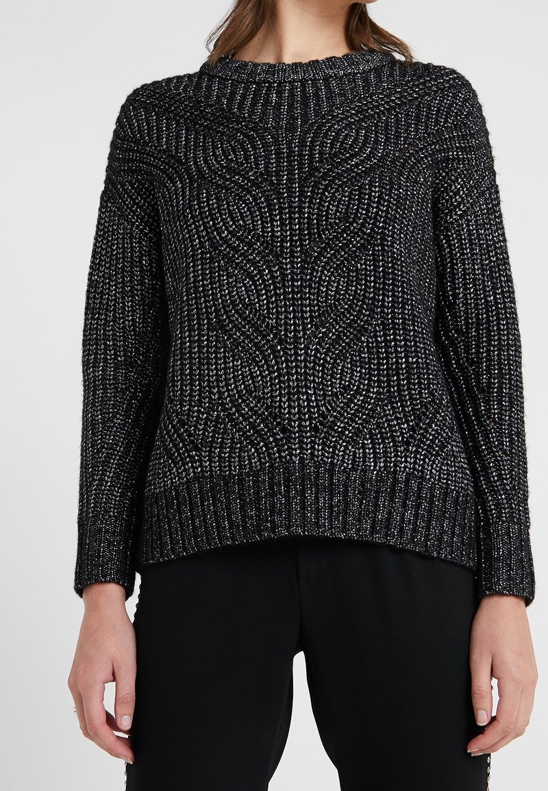 Svart och silver stickad tröja med ett strukturerat vågmönster, ribbad halsringning och muddar, samt en avslappnad passform.