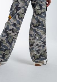 Ed Hardy NYC BADGE  - Reisitaskuhousut - camo