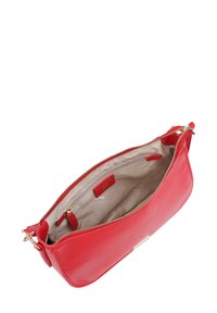 Rode leren schoudertas met gouden ritssluiting, gladde textuur en een enkele binnenzak. Gevoerd met een subtiele gemusterde stof.