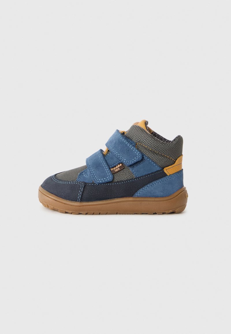 Baskets montantes pour enfant en bleu, gris et beige avec deux bandes Velcro et une semelle en caoutchouc marron, vue de côté sur fond blanc.
