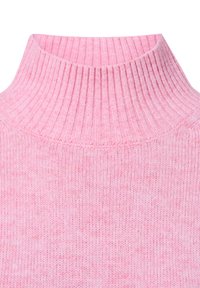 Helles rosa Rollkragensweater mit gerippter Textur und Bündchen, der eine taillierte Passform und weichen, gestrickten Stoff aufweist.