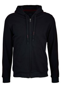 Zwarte hoodie met rits, gemaakt van zachte stof, met rode accentstiksels langs de schouders en een voorzak. Verstelbare trekkoordkap.