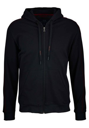 Schwarze Zip-Hoodie aus weichem Stoff, mit roten Akzenten entlang der Schultern und einer Fronttasche. Verstellbare Schnürung an der Kapuze.