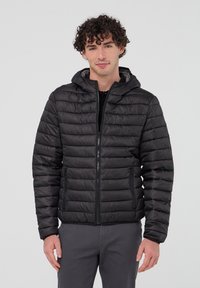 Giacca imbottita nera con cappuccio, design trapuntato, chiusura frontale con zip e due tasche laterali. Texture liscia e materiale leggero.