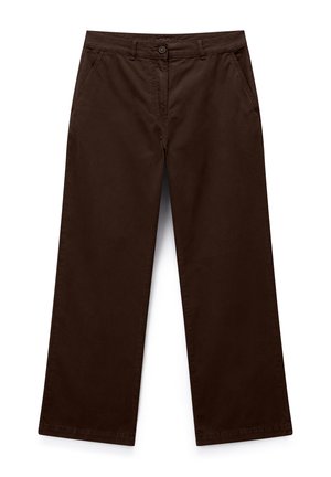 Bruine broek met rechte pijpen, knoop- en ritsluiting, twee zijzakken en riemlussen, plat weergegeven op een witte achtergrond.