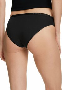 Mutande corti in cotone nero con una texture liscia, dotate di un elastico con il marchio FALKE. Taglio hipster classico con design minimalista.