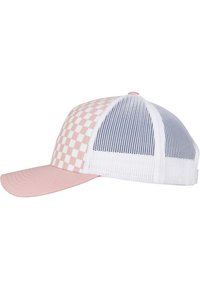 Gorra de camionero con visera rosa, parte trasera de malla blanca y un patrón de tablero de ajedrez rosa y blanco en la parte frontal. Corona redondeada y visera curva.
