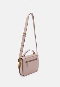 Borsa a tracolla in pelle rosa con accessori dorati, tracolla regolabile, manico superiore e tasca con zip frontale. Presenta una forma rettangolare e una texture liscia.