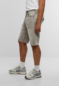 True Religion RICKY SN FLAP FRAY HEM - Denim shorts - grey