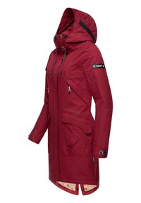 Rode waterdichte parka met een capuchon, voorzien van twee voorzakken, verstelbare trekkoorden en een decoratief patroon van de binnenvoering.