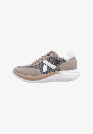 Zapatilla deportiva beige y gris con parte superior de malla, acentos de ante, talón de cuero blanco y una suela gruesa blanca con un degradado marrón.