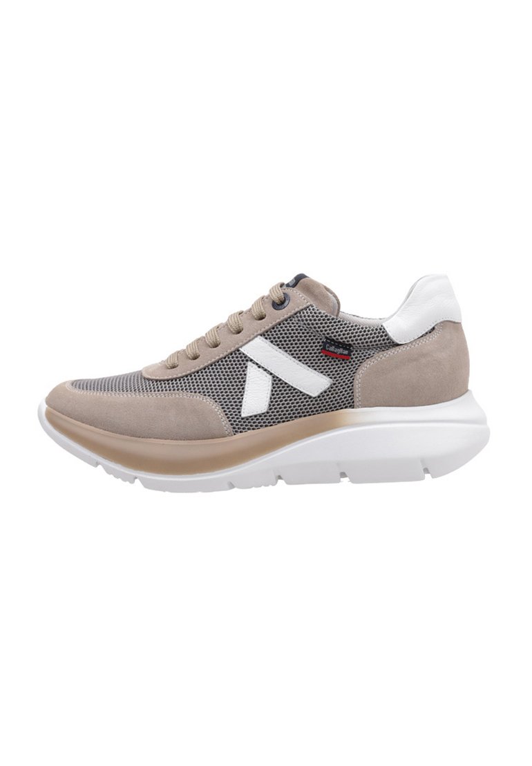 Zapatilla deportiva beige y gris con parte superior de malla, acentos de ante, talón de cuero blanco y una suela gruesa blanca con un degradado marrón.