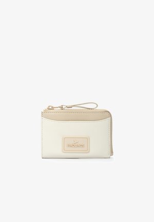Portefeuille compact beige et blanc cassé avec fermeture éclair, bracelet pour poignet et patch logo Pikolinos sur la poche avant.