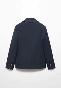 Blazer blu navy con tessuto strutturato, design monopetto, rever a lancia e dettaglio con tre bottoni sulle maniche, con tasche laterali.