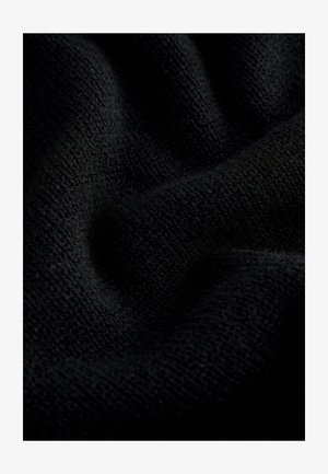 Must kangas, millel on tekstuuriga kootud pind, näidates pehmeid voltide ja peeneid mustreid. Materjal tundub soe ja hubane, ideaalne talveriietuseks.