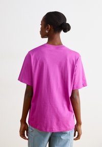 Nike Sportswear TEE - Paprasti marškinėliai - hot fuchsia/white