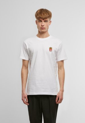 Hvit bomulls t-skjorte med et lite brodert design av pommes frites i en rød beholder på venstre brystområde. Korte ermer, rund hals.