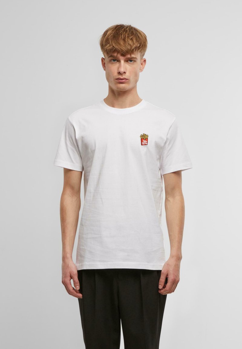 Hvid bomulds t-shirt med et lille broderet design af pomfritter i en rød container på venstre brystområde. Korte ærmer, rund hals.