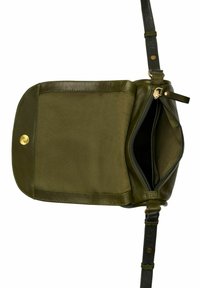 Borsa a tracolla in pelle verde oliva aperta, che mostra il comparto principale con zip e il flap con chiusura a scatto dorata, con la tracolla regolabile visibile.