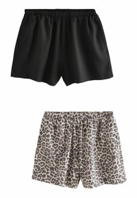Schwarze und Leopardenmuster-Shorts. Das schwarze Paar verfügt über einen elastischen Bund und eine glatte Textur. Das Leopardenmuster-Paar hat einen hellen Hintergrund mit dunklen Flecken.