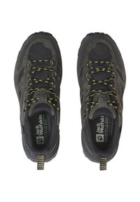 Schwarze Wanderschuhe mit einem strukturierten Wildleder- und Mesh-Obermaterial, kontrastierenden gelben Schnürsenkeln, Gummisohle und einer Schlaufe an der Ferse.