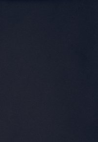 Diep marineblauwe textuur met een matte afwerking. Gelijke kleurverdeling zonder zichtbare patronen of accenten. Gladde en uniforme uitstraling.
