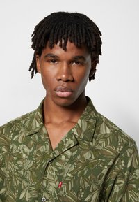 Levi's® CLASSIC CAMPER - Camisa - mossy green