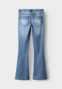 Jasnoniebieskie dżinsy w kształcie dzwonów z średnim praniem, z dwoma tylnymi kieszeniami ozdobionymi jasnoniebieskimi wzorami gwiazdek.