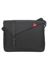 Musta viestintälaukku, jossa on teksturoitu kangasrunko, viisto läppäkiinnitys ja punainen kolmionmuotoinen logoakseli. Säädettävä olkahihna mukana.