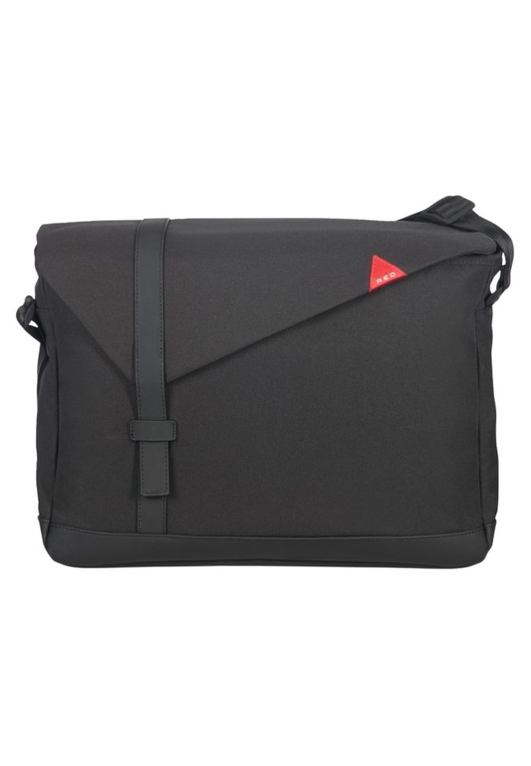 Musta viestintälaukku, jossa on teksturoitu kangasrunko, viisto läppäkiinnitys ja punainen kolmionmuotoinen logoakseli. Säädettävä olkahihna mukana.