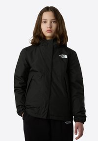 Veste noire imperméable avec capuche, dotée de poignets élastiques et de poches ; logo de la marque en blanc sur le haut du côté gauche de la poitrine.