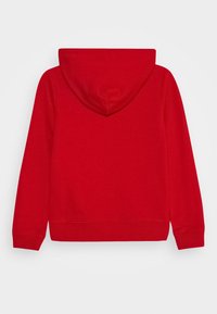 Felpa con cappuccio rossa realizzata in tessuto morbido, con tasca a marsupio, polsini e orlo a coste. Texture liscia con colore uniforme.