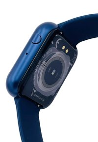 Smartwatch con un caso rettangolare blu scuro, cinturino in silicone e un retro trasparente che mostra sensori e dettagli del modello.