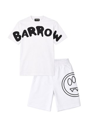 Maglietta bianca a maniche corte con la scritta "BARROW" in grandi lettere nere e pantaloncini bianchi coordinati con un disegno nero del volto con zanne.