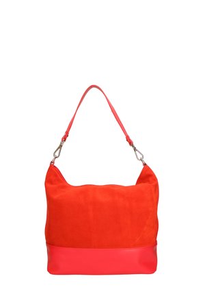 Sac hobo en daim rouge avec un fond en cuir lisse rouge, doté d'une seule bandoulière et d'accents en métal.